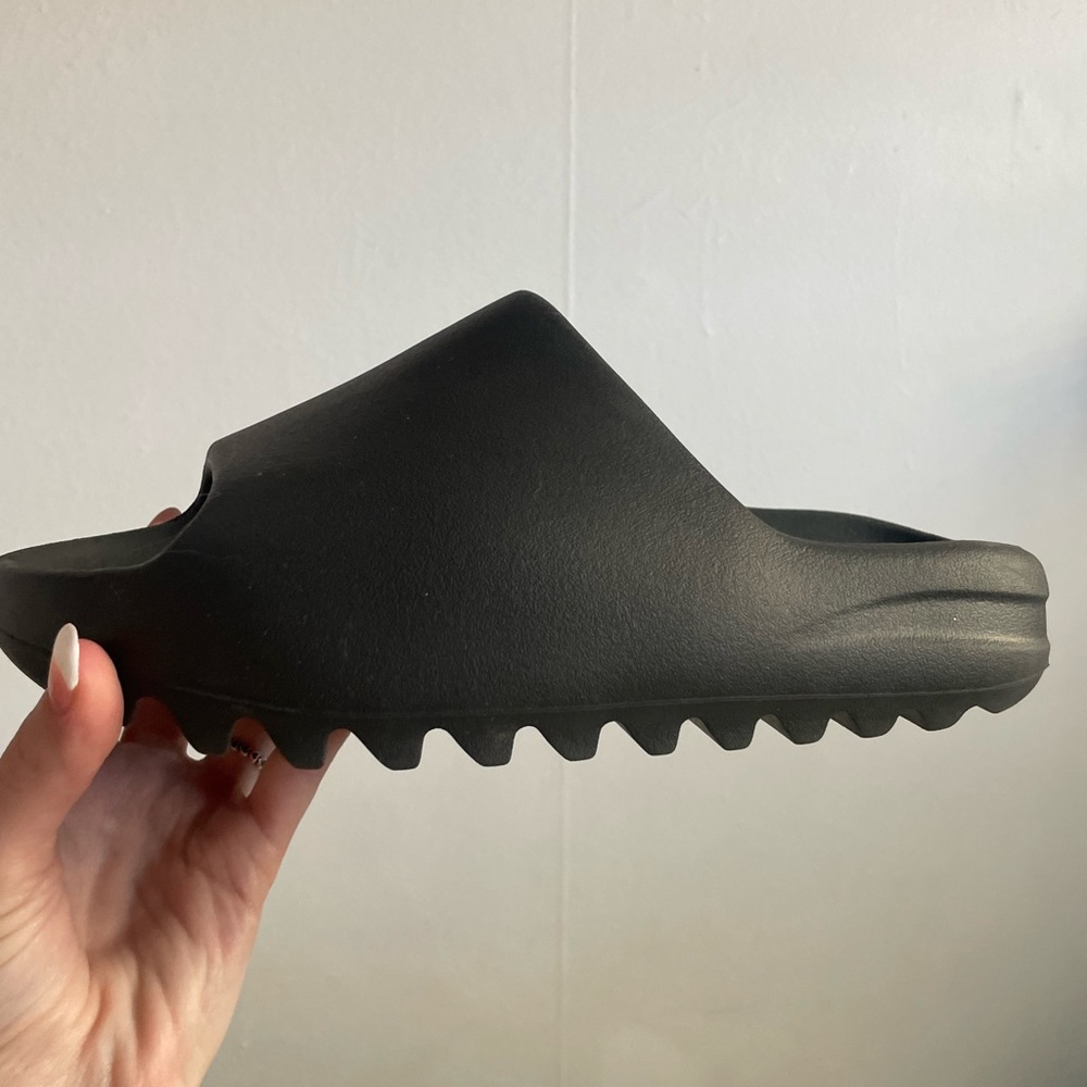Yeezy Slides size us 6 (fits size 7), never worn! Original box! Super cute!